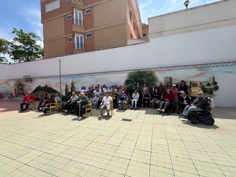 El presidente de la Diputación visita un mural realizado en la sede de Aspramif con imágenes turísticas de la provincia.