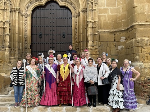 La Cofradía de la Virgen de Alharilla, de Lopera, parte hacia el Santuario.