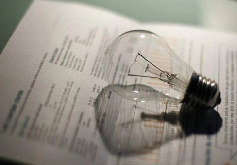 FACUA lamenta la vuelta al 21% del IVA de la luz y reclama al Gobierno que apruebe un tipo reducido permanente.