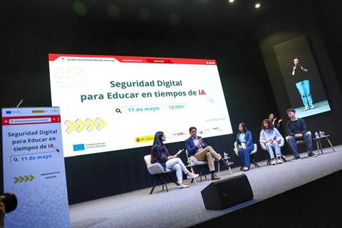 Óscar López anima a los jóvenes a usar el 017 del INCIBE: «No estáis solos, hay normas y sitios donde acudir ante el acoso».