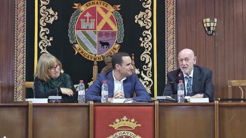 Juan Latorre presenta en Arjona el libro sobre los castillos de Jaén que ha escrito Juan Eslava Galán.