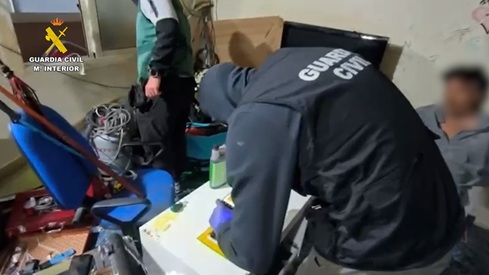 Siete detenidos en Roquetas de Mar (Almería) por retener 13 días a una persona y drogarla para robarle 40.000 euros.