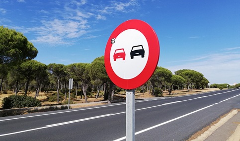 La Junta renueva por 14 millones la señalización y las barreras de seguridad de las carreteras andaluzas.