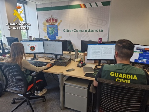 La Guardia Civil esclarece una estafa que introducía SMS falsos entre los mensajes de texto legítimos de un banco.