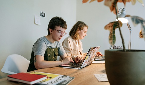 El 75% de los universitarios que se graduaron hace cuatro años se han incorporado ya al mercado laboral.