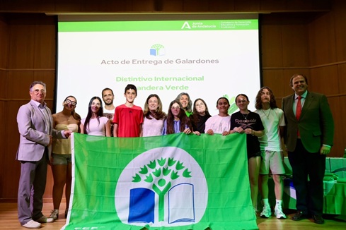 Un centro docente de Jaén recibe la Bandera Verde por su compromiso con la educación ambiental.