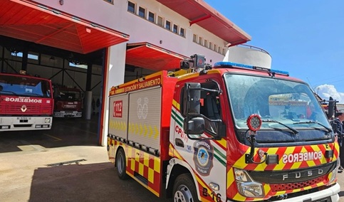 Dos afectadas por inhalación de humo tras el incendio de una vivienda en Cádiz.
