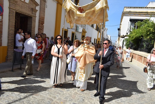 La procesión del Corpus Christi recorrió las calles de Lopera.