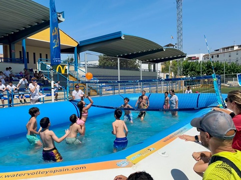 El Water Volley reúne a más de 300 escolares en Andújar en dos jornadas de deporte y diversión.