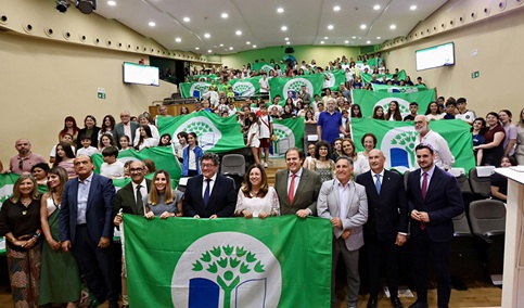 Un centro docente de Jaén recibe la Bandera Verde por su compromiso con la educación ambiental.