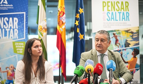 La Junta lanza una campaña para «pensar antes de saltar» y evitar lesiones irreversibles en piscinas.