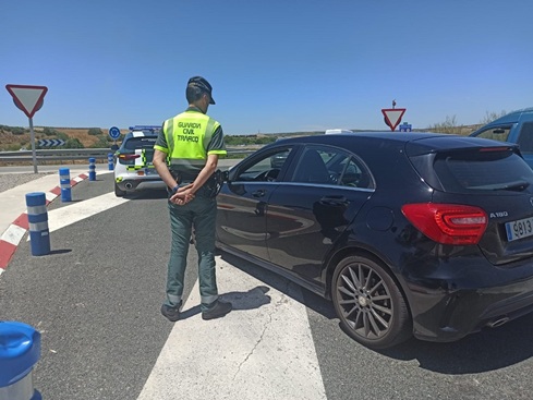 Muere un hombre al volcar un camión en la autovía A-4 en Villanueva de la Reina.