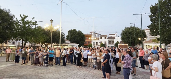 Lopera acogió una concentración ciudadana contra los proyectos de megaplantas solares en la comarca.
