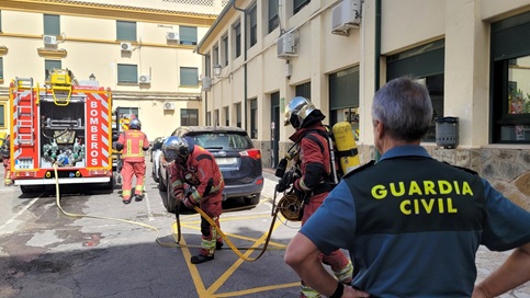 La Guardia Civil y los Bomberos de Jaén realizan un simulacro de incendio en la Comandancia de Jaén.