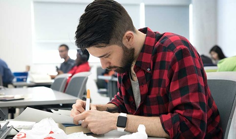 Casi 8.300 personas solicitan un máster el próximo curso en el primer día de inscripción.