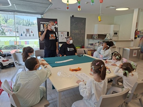 Los pacientes infantiles del Hospital de Jaén disfrutan cada mes de una actuación de magia.