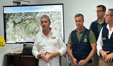 Autorizado el regreso seguro de más de 600 evacuados en el incendio de Almería al estabilizarse gran parte del perímetro.