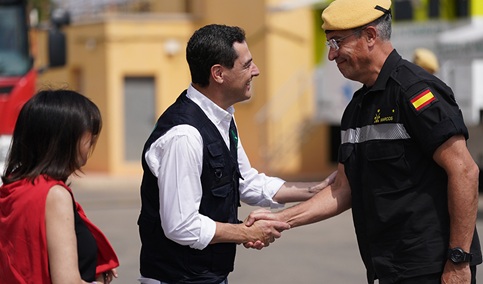 Juanma Moreno anuncia la «estabilización» del incendio de Los Gallardos y el regreso de los desalojados a sus casas.