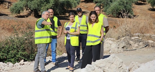 La delegada de Agricultura visita las obras del camino Pilar de la Hiedra en Villanueva del Arzobispo.