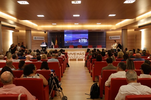 La Junta concede ayudas por casi 3 millones a 29 entidades locales para formar a su personal.