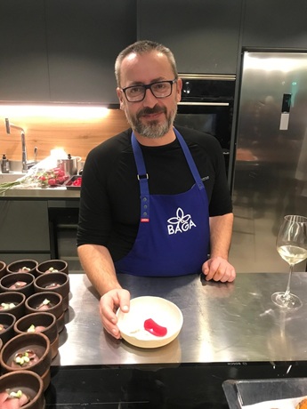 El presidente de Diputación felicita al chef Pedro Sánchez, Premio Nacional de Gastronomía al Mejor Jefe de Cocina.