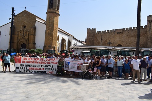 Lopera acogió una tractorada y una concentración de ciudadanos en la Plaza de la Constitución en contra de las Megaplantas Solares y para que no se cierre la residencia de ancianos.