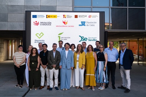Diputación expone en Sevilla actuaciones de turismo inteligente relacionadas con el oleoturismo, senderismo y cicloturismo.