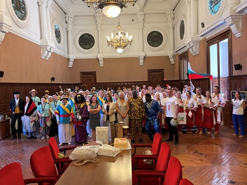 El Palacio Provincial se llena de música y danza con la recepción de los participantes en el 39ª Folk del Mundo.