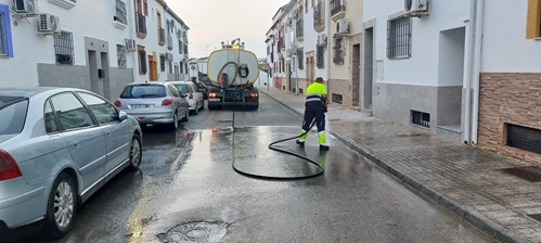 El Ayuntamiento pone en marcha el Plan Especial de Limpieza de Verano en todos los barrios de Andújar.