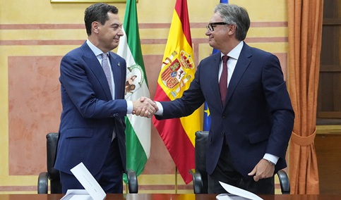 Juanma Moreno, investido presidente de la Junta por tercera vez: «Andalucía no tiene tiempo que perder».