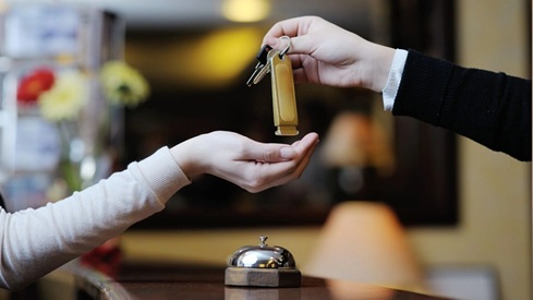 FACUA recuerda que los hoteles y alojamientos turísticos no pueden exigir una foto ni escanear el DNI para el check-in.