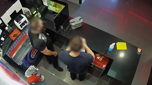 Detenido uno de los presuntos autores de un violento robo en un salón de juegos en Granada.