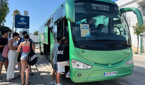 Estas son las rutas de autobús que la Junta de Andalucía activa para conectar los pueblos con las playas.