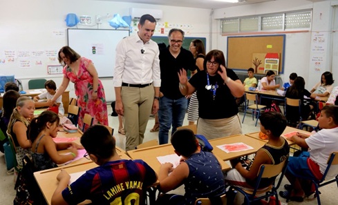 Latorre resalta la apuesta de la Diputación por las escuelas de verano para apoyar a las familias y dinamizar el empleo.