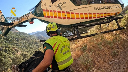 La Guardia Civil rescata en helicóptero a un parapentista accidentado en Sierra Mágina (Jaén).