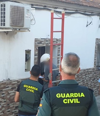La Guardia Civil esclarece 92 delitos de defraudación de fluido eléctrico e investiga a 70 personas en la provincia de Jaén.