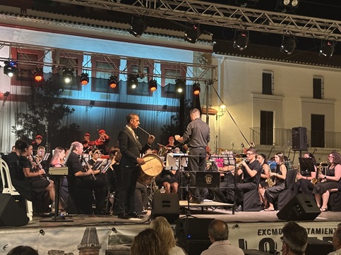 La Plaza de la Constitución de Lopera acogió un Concierto de Copla Sinfónica.