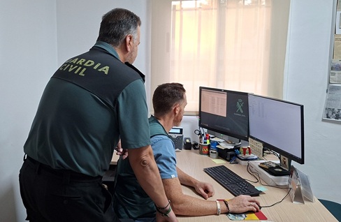 La Guardia Civil detiene a una persona e investiga a otras tres por estafar más de 33.000 euros mediante falsas inversiones inmobiliarias.