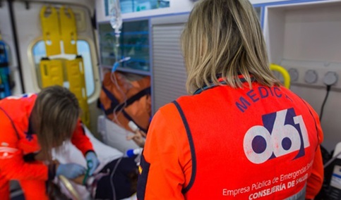 Seis personas heridas leves por inhalación de humo en el incendio de un piso en Sevilla.