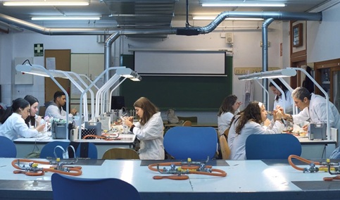 Casi 5.000 docentes de FP refuerzan su formación para mejorar la conexión con la realidad productiva.