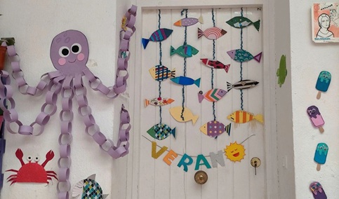 Talleres de jardinería, marionetas y juegos de agua para niñas y niños víctimas de violencia de género.