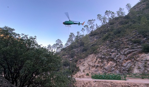 Trasladadas en helicóptero y preinstaladas las nuevas pasarelas del sendero del río Borosa.