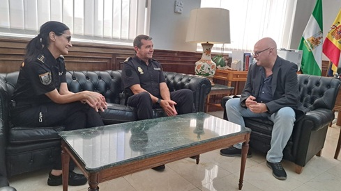 Manuel Fernández recibe al nuevo comisario jefe de la Policía Nacional en Linares, Luis Antonio García Asensio.