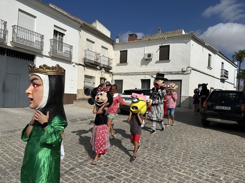 El desfile de Gigantes y Cabezudos recorre las calles de Lopera.
