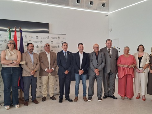 Baeza estrena su renovado mercado de abastos en cuyo acondicionamiento ha colaborado la Diputación de Jaén.