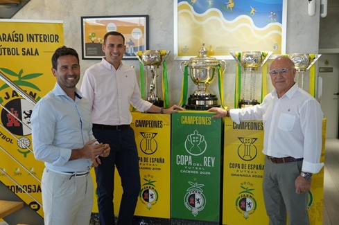 Juan Latorre renueva su abono del Jaén Paraíso Interior Fútbol Sala para la temporada 2026/2027.