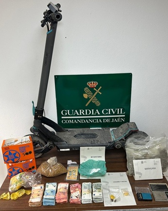 La Guardia Civil ha desmantelado un punto de venta de droga en la localidad de Torreblascopedro (Jaén).