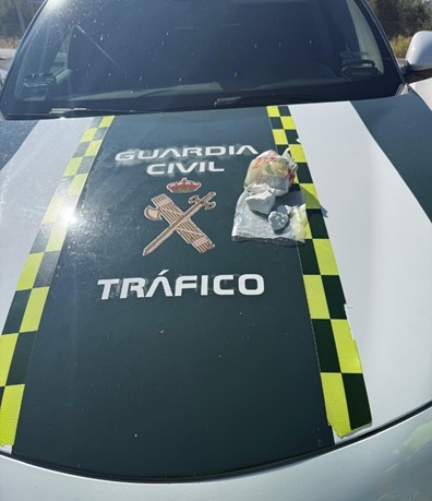 La Guardia Civil ha detenido a una persona por los supuestos delitos de conducción temeraria y tráfico de drogas.
