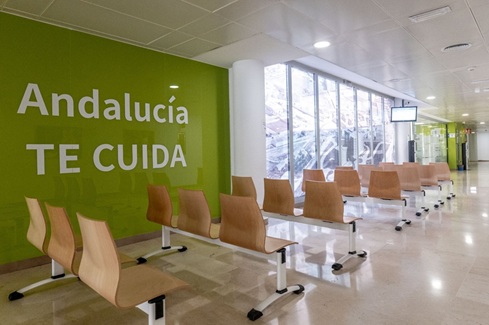 El Hospital de Jaén renueva las áreas de espera de la planta baja del Médico-Quirúrgico.