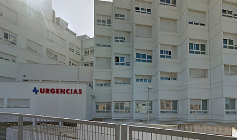 Tres afectados por inhalación de humo en el incendio de una vivienda en Rota (Cádiz).